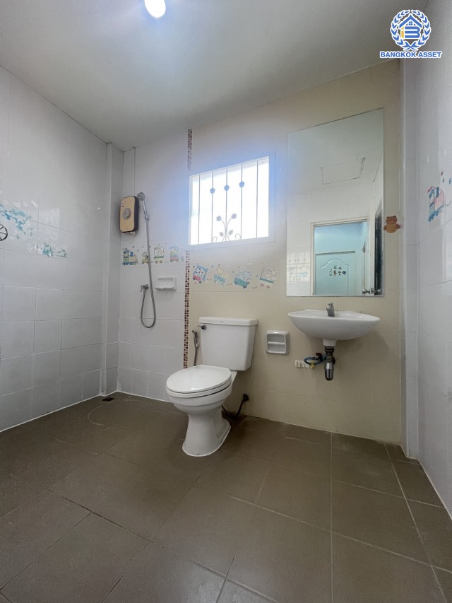 ทาวน์เฮ้าส์มือสองนนทบุรี โครงการ ไลโอ วงแหวน-ปิ่นเกล้า เนื้อที่ 17.10 ตร.ว พื้นที่ใช้สอย 94 ตร.ม.  พร้อมฟังก์ชัน 3 ห้องนอน 2 ห้องน้ำ 1 ที่จอดรถ สภาพดีพร้อมเข้าอยู่ ทำเลเยี่ยม เชื่อมต่อถนนกาญจนาภิเษก, ถนนประชาอุทิศ ใกล้ห้างสรรพสินค้ายอดนิยมอย่าง "เซ็นทรัลเวสเกต" และโครงการรถไฟฟ้าสายสีม่วง "สถานีตลาดบางใหญ่"...