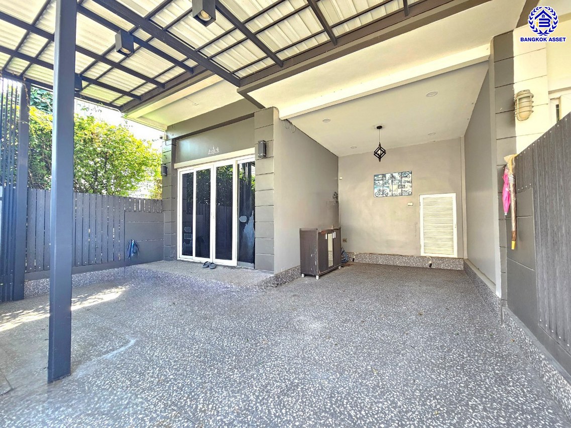 ทาวน์เฮ้าส์มือสอง โครงการ เดอะวิลล่า ท่าอิฐ หลังมุม เนื้อที่ 18 ตร.ว. ฟังก์ชัน 3 ห้องนอน 2 ห้องน้ำ 1 ที่จอดรถ แถมฟรี! เครื่องปรับอากาศ และ เครื่องทำน้ำอุ่น บนทำเลเดินทางสะดวก เชื่อมต่อถนนชัยพฤกษ์ ถนนรัตนาธิเบศร์ ถนนติวานนท์-ปทุมธานี ใกล้รถไฟฟ้าสายสีม่วง "สถานีท่าอิฐ" และจุดขึ้นทางด่วน "ศรีรัช"