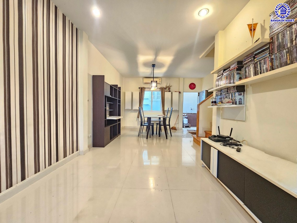 ทาวน์เฮ้าส์มือสอง โครงการ เดอะวิลล่า ท่าอิฐ หลังมุม เนื้อที่ 18 ตร.ว. ฟังก์ชัน 3 ห้องนอน 2 ห้องน้ำ 1 ที่จอดรถ แถมฟรี! เครื่องปรับอากาศ และ เครื่องทำน้ำอุ่น บนทำเลเดินทางสะดวก เชื่อมต่อถนนชัยพฤกษ์ ถนนรัตนาธิเบศร์ ถนนติวานนท์-ปทุมธานี ใกล้รถไฟฟ้าสายสีม่วง "สถานีท่าอิฐ" และจุดขึ้นทางด่วน "ศรีรัช"