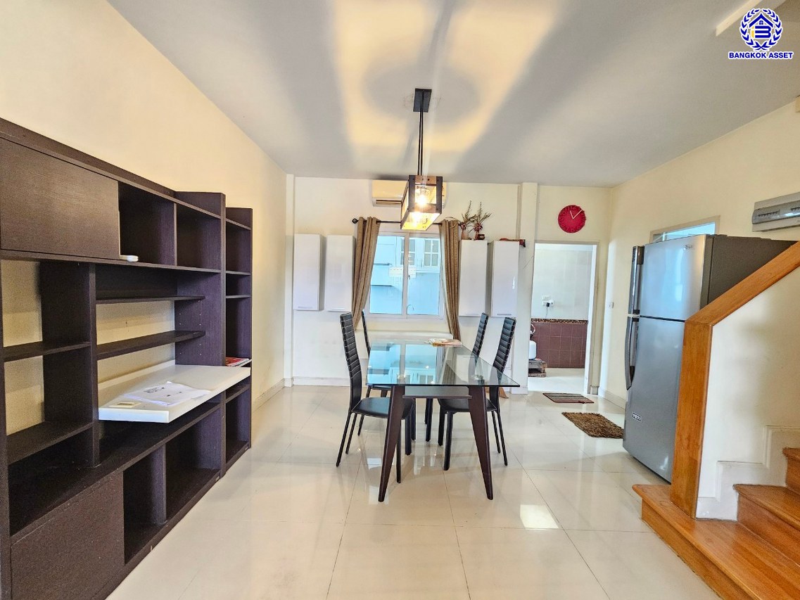 ทาวน์เฮ้าส์มือสอง โครงการ เดอะวิลล่า ท่าอิฐ หลังมุม เนื้อที่ 18 ตร.ว. ฟังก์ชัน 3 ห้องนอน 2 ห้องน้ำ 1 ที่จอดรถ แถมฟรี! เครื่องปรับอากาศ และ เครื่องทำน้ำอุ่น บนทำเลเดินทางสะดวก เชื่อมต่อถนนชัยพฤกษ์ ถนนรัตนาธิเบศร์ ถนนติวานนท์-ปทุมธานี ใกล้รถไฟฟ้าสายสีม่วง "สถานีท่าอิฐ" และจุดขึ้นทางด่วน "ศรีรัช"