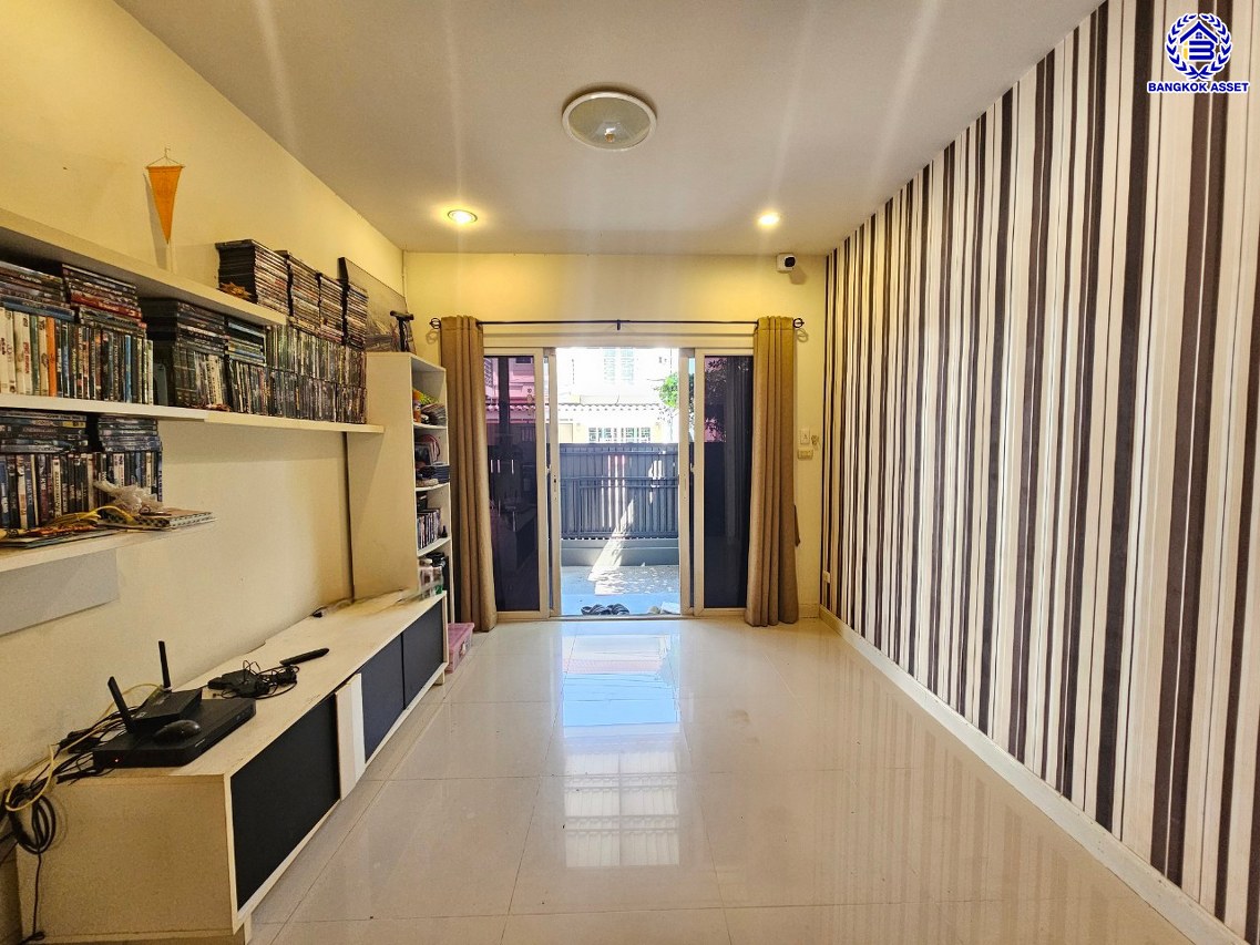 ทาวน์เฮ้าส์มือสอง โครงการ เดอะวิลล่า ท่าอิฐ หลังมุม เนื้อที่ 18 ตร.ว. ฟังก์ชัน 3 ห้องนอน 2 ห้องน้ำ 1 ที่จอดรถ แถมฟรี! เครื่องปรับอากาศ และ เครื่องทำน้ำอุ่น บนทำเลเดินทางสะดวก เชื่อมต่อถนนชัยพฤกษ์ ถนนรัตนาธิเบศร์ ถนนติวานนท์-ปทุมธานี ใกล้รถไฟฟ้าสายสีม่วง "สถานีท่าอิฐ" และจุดขึ้นทางด่วน "ศรีรัช"