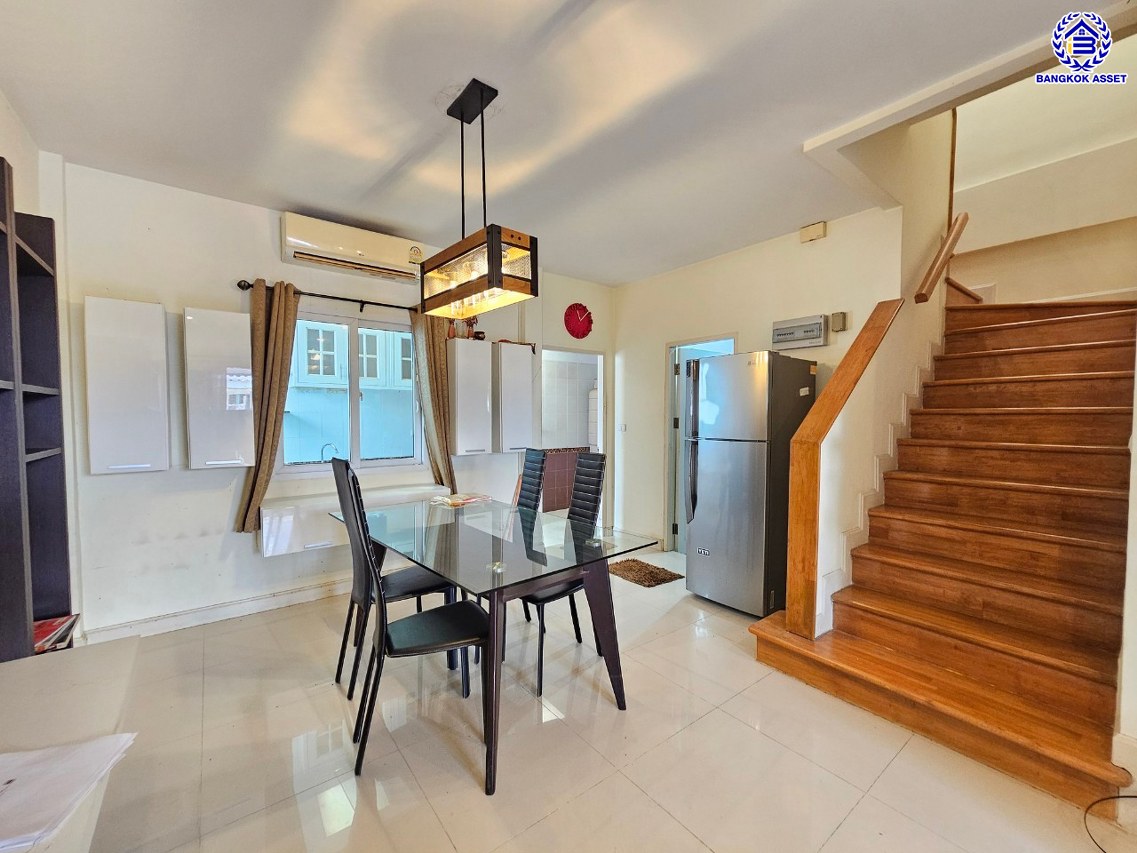 ทาวน์เฮ้าส์มือสอง โครงการ เดอะวิลล่า ท่าอิฐ หลังมุม เนื้อที่ 18 ตร.ว. ฟังก์ชัน 3 ห้องนอน 2 ห้องน้ำ 1 ที่จอดรถ แถมฟรี! เครื่องปรับอากาศ และ เครื่องทำน้ำอุ่น บนทำเลเดินทางสะดวก เชื่อมต่อถนนชัยพฤกษ์ ถนนรัตนาธิเบศร์ ถนนติวานนท์-ปทุมธานี ใกล้รถไฟฟ้าสายสีม่วง "สถานีท่าอิฐ" และจุดขึ้นทางด่วน "ศรีรัช"