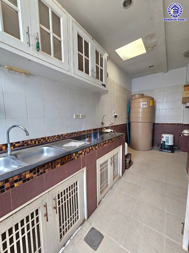 ทาวน์เฮ้าส์มือสอง โครงการ เดอะวิลล่า ท่าอิฐ หลังมุม เนื้อที่ 18 ตร.ว. ฟังก์ชัน 3 ห้องนอน 2 ห้องน้ำ 1 ที่จอดรถ แถมฟรี! เครื่องปรับอากาศ และ เครื่องทำน้ำอุ่น บนทำเลเดินทางสะดวก เชื่อมต่อถนนชัยพฤกษ์ ถนนรัตนาธิเบศร์ ถนนติวานนท์-ปทุมธานี ใกล้รถไฟฟ้าสายสีม่วง "สถานีท่าอิฐ" และจุดขึ้นทางด่วน "ศรีรัช"