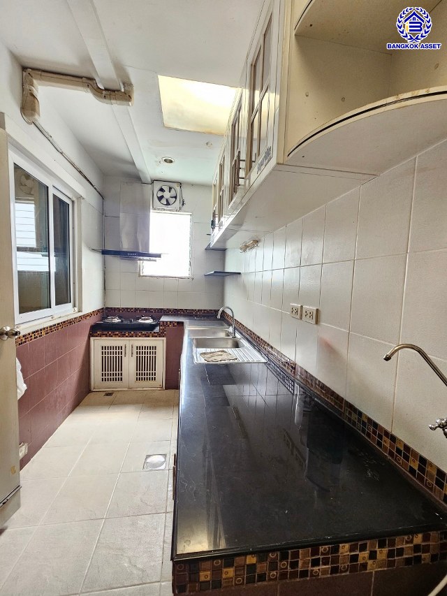 ทาวน์เฮ้าส์มือสอง โครงการ เดอะวิลล่า ท่าอิฐ หลังมุม เนื้อที่ 18 ตร.ว. ฟังก์ชัน 3 ห้องนอน 2 ห้องน้ำ 1 ที่จอดรถ แถมฟรี! เครื่องปรับอากาศ และ เครื่องทำน้ำอุ่น บนทำเลเดินทางสะดวก เชื่อมต่อถนนชัยพฤกษ์ ถนนรัตนาธิเบศร์ ถนนติวานนท์-ปทุมธานี ใกล้รถไฟฟ้าสายสีม่วง "สถานีท่าอิฐ" และจุดขึ้นทางด่วน "ศรีรัช"