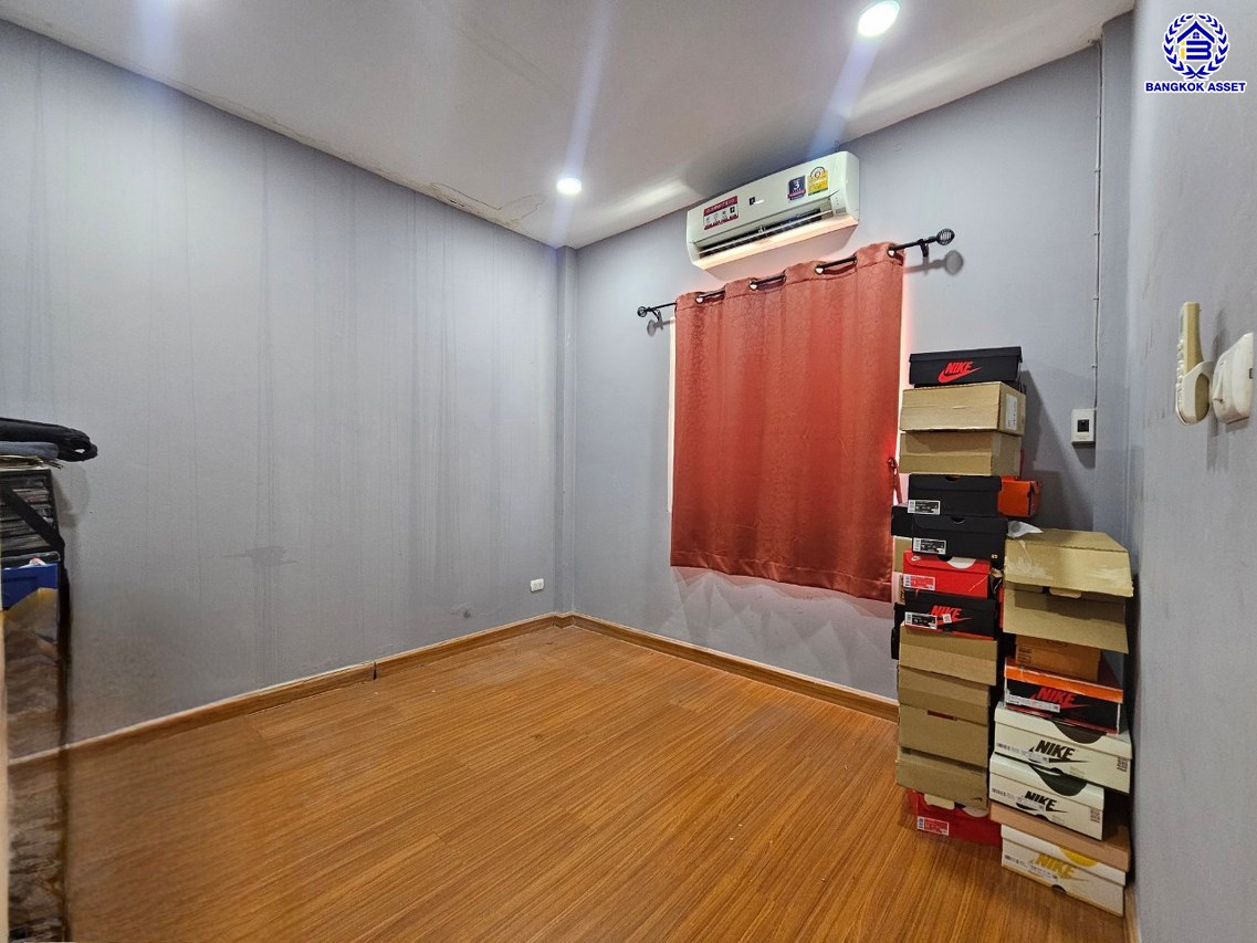 ทาวน์เฮ้าส์มือสอง โครงการ เดอะวิลล่า ท่าอิฐ หลังมุม เนื้อที่ 18 ตร.ว. ฟังก์ชัน 3 ห้องนอน 2 ห้องน้ำ 1 ที่จอดรถ แถมฟรี! เครื่องปรับอากาศ และ เครื่องทำน้ำอุ่น บนทำเลเดินทางสะดวก เชื่อมต่อถนนชัยพฤกษ์ ถนนรัตนาธิเบศร์ ถนนติวานนท์-ปทุมธานี ใกล้รถไฟฟ้าสายสีม่วง "สถานีท่าอิฐ" และจุดขึ้นทางด่วน "ศรีรัช"