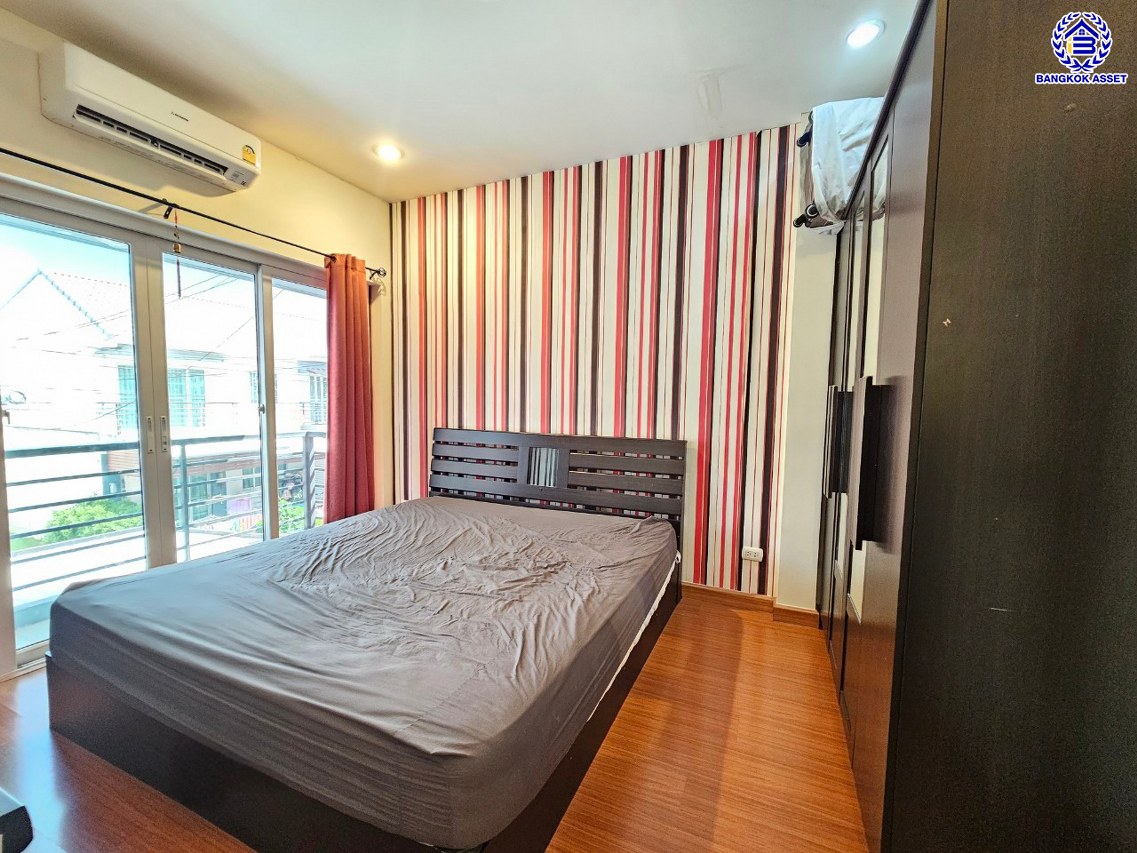 ทาวน์เฮ้าส์มือสอง โครงการ เดอะวิลล่า ท่าอิฐ หลังมุม เนื้อที่ 18 ตร.ว. ฟังก์ชัน 3 ห้องนอน 2 ห้องน้ำ 1 ที่จอดรถ แถมฟรี! เครื่องปรับอากาศ และ เครื่องทำน้ำอุ่น บนทำเลเดินทางสะดวก เชื่อมต่อถนนชัยพฤกษ์ ถนนรัตนาธิเบศร์ ถนนติวานนท์-ปทุมธานี ใกล้รถไฟฟ้าสายสีม่วง "สถานีท่าอิฐ" และจุดขึ้นทางด่วน "ศรีรัช"