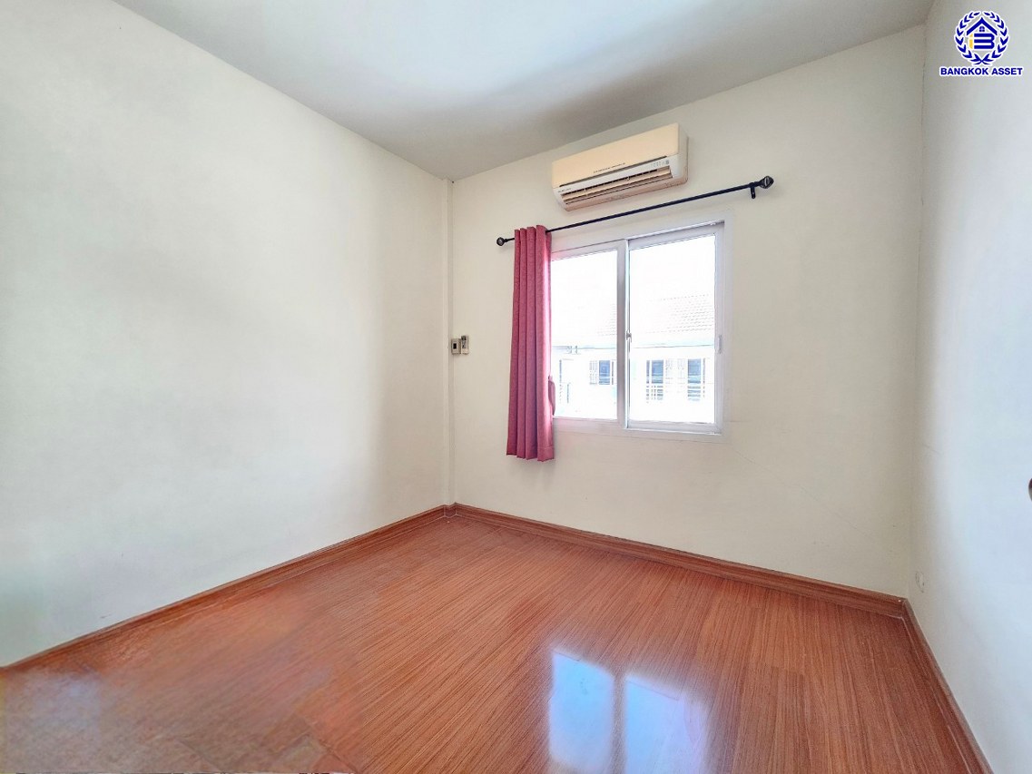 ทาวน์เฮ้าส์มือสอง โครงการ เดอะวิลล่า ท่าอิฐ หลังมุม เนื้อที่ 18 ตร.ว. ฟังก์ชัน 3 ห้องนอน 2 ห้องน้ำ 1 ที่จอดรถ แถมฟรี! เครื่องปรับอากาศ และ เครื่องทำน้ำอุ่น บนทำเลเดินทางสะดวก เชื่อมต่อถนนชัยพฤกษ์ ถนนรัตนาธิเบศร์ ถนนติวานนท์-ปทุมธานี ใกล้รถไฟฟ้าสายสีม่วง "สถานีท่าอิฐ" และจุดขึ้นทางด่วน "ศรีรัช"