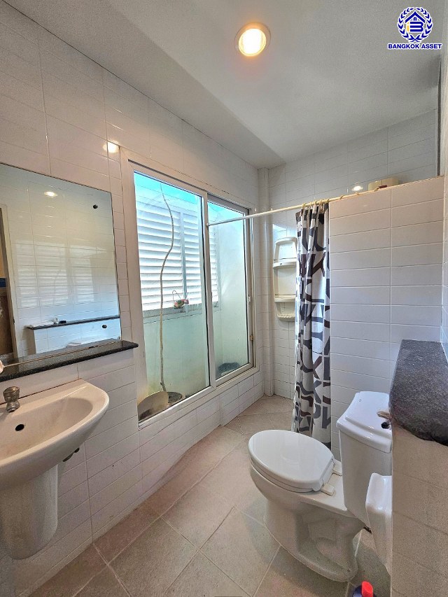 ทาวน์เฮ้าส์มือสอง โครงการ เดอะวิลล่า ท่าอิฐ หลังมุม เนื้อที่ 18 ตร.ว. ฟังก์ชัน 3 ห้องนอน 2 ห้องน้ำ 1 ที่จอดรถ แถมฟรี! เครื่องปรับอากาศ และ เครื่องทำน้ำอุ่น บนทำเลเดินทางสะดวก เชื่อมต่อถนนชัยพฤกษ์ ถนนรัตนาธิเบศร์ ถนนติวานนท์-ปทุมธานี ใกล้รถไฟฟ้าสายสีม่วง "สถานีท่าอิฐ" และจุดขึ้นทางด่วน "ศรีรัช"