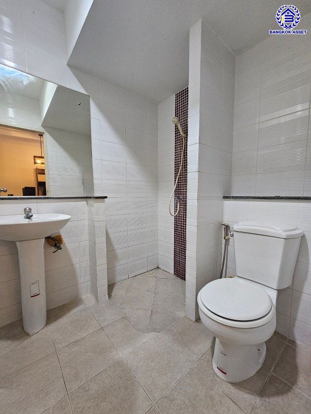 ทาวน์เฮ้าส์มือสอง โครงการ เดอะวิลล่า ท่าอิฐ หลังมุม เนื้อที่ 18 ตร.ว. ฟังก์ชัน 3 ห้องนอน 2 ห้องน้ำ 1 ที่จอดรถ แถมฟรี! เครื่องปรับอากาศ และ เครื่องทำน้ำอุ่น บนทำเลเดินทางสะดวก เชื่อมต่อถนนชัยพฤกษ์ ถนนรัตนาธิเบศร์ ถนนติวานนท์-ปทุมธานี ใกล้รถไฟฟ้าสายสีม่วง "สถานีท่าอิฐ" และจุดขึ้นทางด่วน "ศรีรัช"