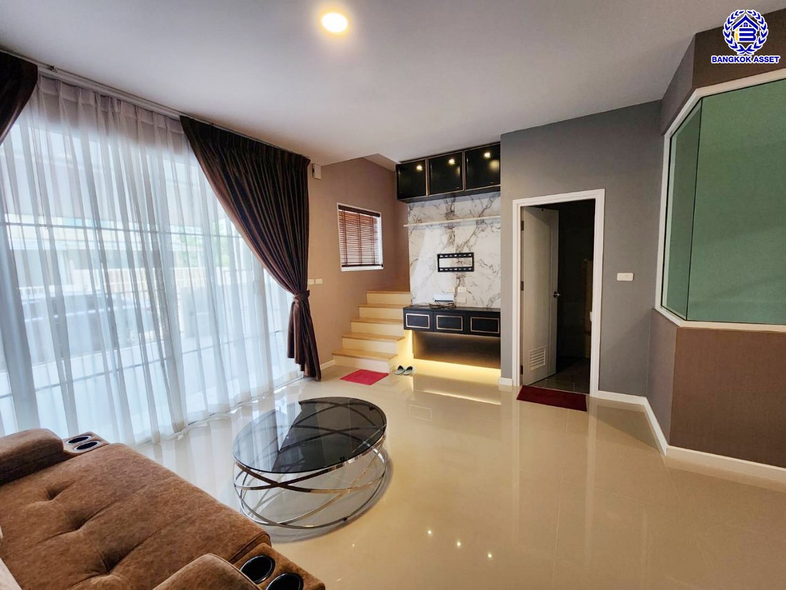 *****ทาวน์เฮ้าส์มือสองปทุมธานี โครงการ เสนา เวล่า รังสิต-คลอง1 เนื้อที่กว้าง 21.1 ตร.ว. พื้นที่ใช้สอย 132 ตร.ม. ฟังก์ชัน 4 ห้องนอน 3 ห้องน้ำ 2 ที่จอดรถ บ้านสภาพพร้อมอยู่ บนทำเลเข้า-ออกตัวเมืองสะดวกสุดๆ เชื่อมต่อถนนรังสิต-นครนายก, ถนนพหลโยธิน ใกล้รถไฟฟ้าสายสีแดง "สถานีรังสิต" และทางด่วน "โทลเวย์-รังสิต"