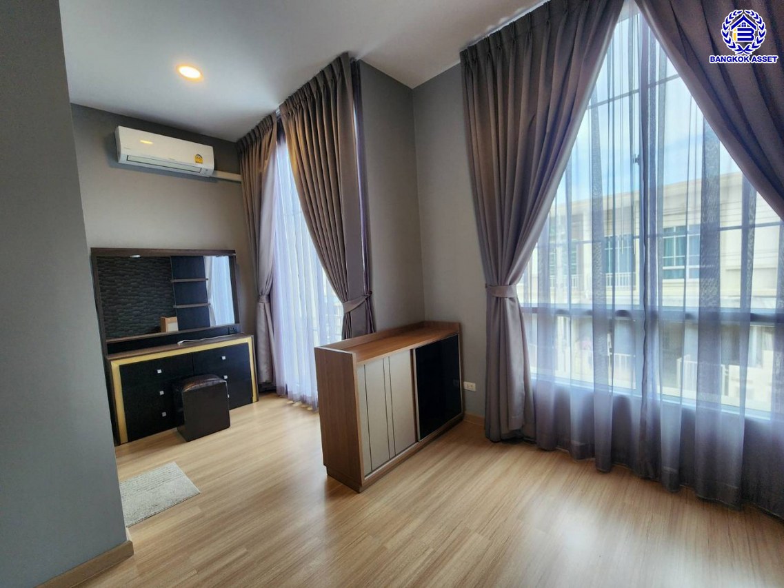 *****ทาวน์เฮ้าส์มือสองปทุมธานี โครงการ เสนา เวล่า รังสิต-คลอง1 เนื้อที่กว้าง 21.1 ตร.ว. พื้นที่ใช้สอย 132 ตร.ม. ฟังก์ชัน 4 ห้องนอน 3 ห้องน้ำ 2 ที่จอดรถ บ้านสภาพพร้อมอยู่ บนทำเลเข้า-ออกตัวเมืองสะดวกสุดๆ เชื่อมต่อถนนรังสิต-นครนายก, ถนนพหลโยธิน ใกล้รถไฟฟ้าสายสีแดง "สถานีรังสิต" และทางด่วน "โทลเวย์-รังสิต"