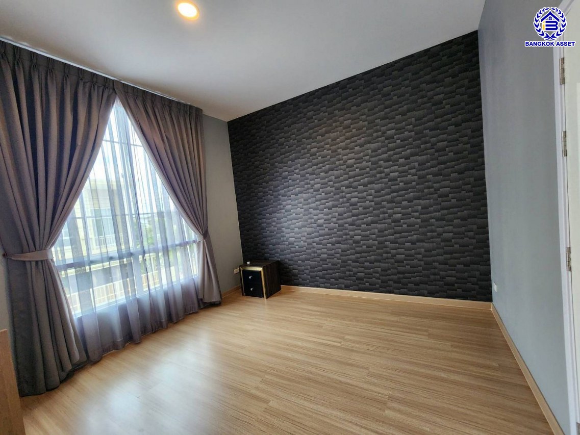 *****ทาวน์เฮ้าส์มือสองปทุมธานี โครงการ เสนา เวล่า รังสิต-คลอง1 เนื้อที่กว้าง 21.1 ตร.ว. พื้นที่ใช้สอย 132 ตร.ม. ฟังก์ชัน 4 ห้องนอน 3 ห้องน้ำ 2 ที่จอดรถ บ้านสภาพพร้อมอยู่ บนทำเลเข้า-ออกตัวเมืองสะดวกสุดๆ เชื่อมต่อถนนรังสิต-นครนายก, ถนนพหลโยธิน ใกล้รถไฟฟ้าสายสีแดง "สถานีรังสิต" และทางด่วน "โทลเวย์-รังสิต"