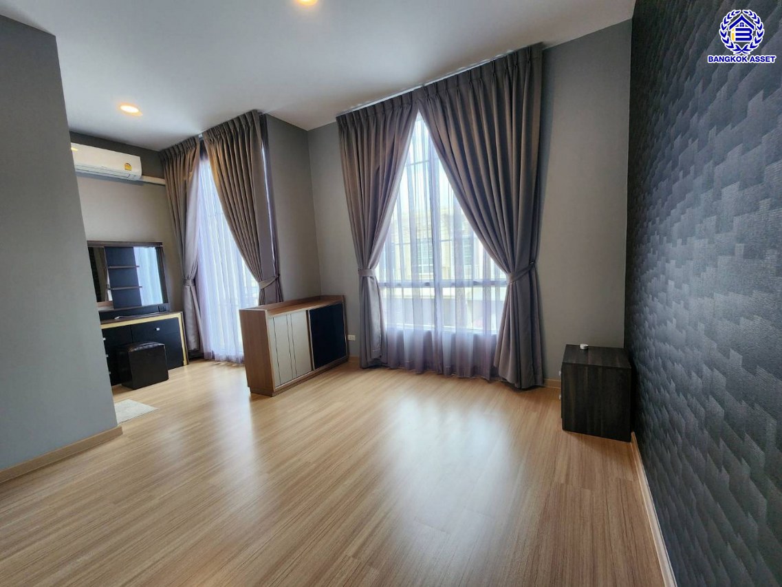 *****ทาวน์เฮ้าส์มือสองปทุมธานี โครงการ เสนา เวล่า รังสิต-คลอง1 เนื้อที่กว้าง 21.1 ตร.ว. พื้นที่ใช้สอย 132 ตร.ม. ฟังก์ชัน 4 ห้องนอน 3 ห้องน้ำ 2 ที่จอดรถ บ้านสภาพพร้อมอยู่ บนทำเลเข้า-ออกตัวเมืองสะดวกสุดๆ เชื่อมต่อถนนรังสิต-นครนายก, ถนนพหลโยธิน ใกล้รถไฟฟ้าสายสีแดง "สถานีรังสิต" และทางด่วน "โทลเวย์-รังสิต"