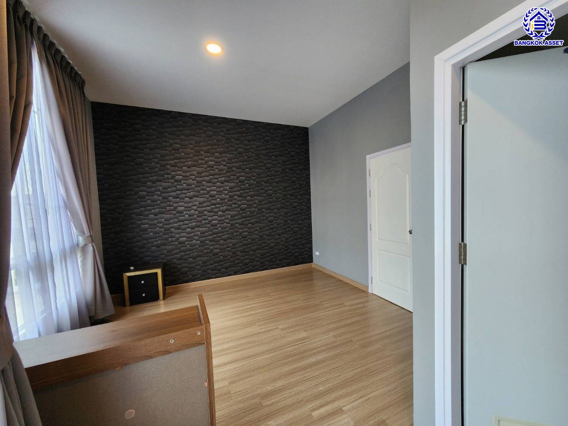 *****ทาวน์เฮ้าส์มือสองปทุมธานี โครงการ เสนา เวล่า รังสิต-คลอง1 เนื้อที่กว้าง 21.1 ตร.ว. พื้นที่ใช้สอย 132 ตร.ม. ฟังก์ชัน 4 ห้องนอน 3 ห้องน้ำ 2 ที่จอดรถ บ้านสภาพพร้อมอยู่ บนทำเลเข้า-ออกตัวเมืองสะดวกสุดๆ เชื่อมต่อถนนรังสิต-นครนายก, ถนนพหลโยธิน ใกล้รถไฟฟ้าสายสีแดง "สถานีรังสิต" และทางด่วน "โทลเวย์-รังสิต"