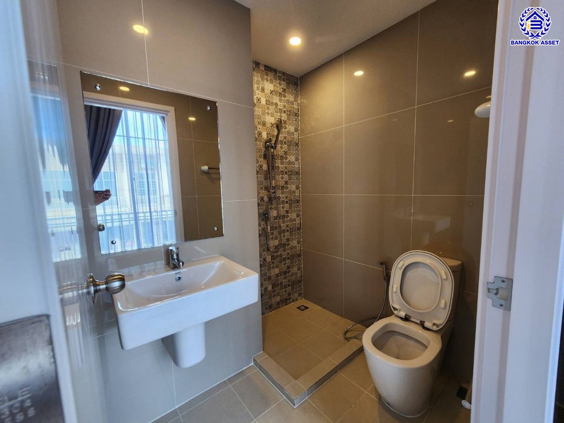 *****ทาวน์เฮ้าส์มือสองปทุมธานี โครงการ เสนา เวล่า รังสิต-คลอง1 เนื้อที่กว้าง 21.1 ตร.ว. พื้นที่ใช้สอย 132 ตร.ม. ฟังก์ชัน 4 ห้องนอน 3 ห้องน้ำ 2 ที่จอดรถ บ้านสภาพพร้อมอยู่ บนทำเลเข้า-ออกตัวเมืองสะดวกสุดๆ เชื่อมต่อถนนรังสิต-นครนายก, ถนนพหลโยธิน ใกล้รถไฟฟ้าสายสีแดง "สถานีรังสิต" และทางด่วน "โทลเวย์-รังสิต"