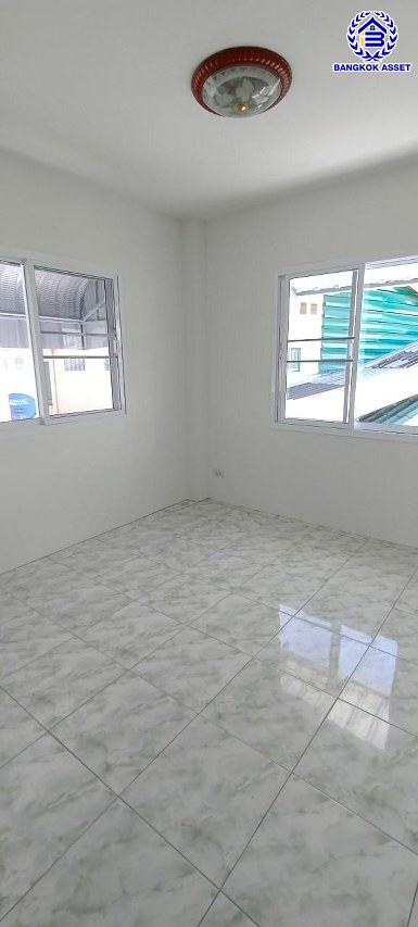 *****ทาวน์เฮ้าส์มือสองชลบุรี โครงการ บ้านสวนวิลล์ เลี่ยงเมืองชลบุรี เนื้อที่กว้าง 26.60 ตร.ว. พื้นที่ใช้สอย 90 ตร.ม. ฟังก์ชัน 3 ห้องนอน 2 ห้องน้ำ 1 ที่จอดรถ หน้าโครงการติดถนนบ้านสวน11 บนทำเลเชื่อมต่อถนน344 ชลบุรี, ถนนเลี่ยงเมืองชลบุรี, ถนนเศรษฐกิจ, ถนนบ้านสวน-หนองข้างคอก