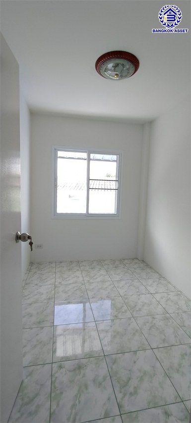 *****ทาวน์เฮ้าส์มือสองชลบุรี โครงการ บ้านสวนวิลล์ เลี่ยงเมืองชลบุรี เนื้อที่กว้าง 26.60 ตร.ว. พื้นที่ใช้สอย 90 ตร.ม. ฟังก์ชัน 3 ห้องนอน 2 ห้องน้ำ 1 ที่จอดรถ หน้าโครงการติดถนนบ้านสวน11 บนทำเลเชื่อมต่อถนน344 ชลบุรี, ถนนเลี่ยงเมืองชลบุรี, ถนนเศรษฐกิจ, ถนนบ้านสวน-หนองข้างคอก