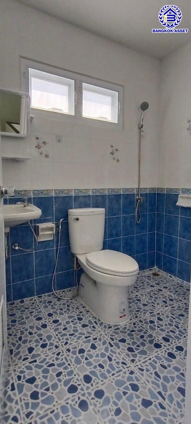 *****ทาวน์เฮ้าส์มือสองชลบุรี โครงการ บ้านสวนวิลล์ เลี่ยงเมืองชลบุรี เนื้อที่กว้าง 26.60 ตร.ว. พื้นที่ใช้สอย 90 ตร.ม. ฟังก์ชัน 3 ห้องนอน 2 ห้องน้ำ 1 ที่จอดรถ หน้าโครงการติดถนนบ้านสวน11 บนทำเลเชื่อมต่อถนน344 ชลบุรี, ถนนเลี่ยงเมืองชลบุรี, ถนนเศรษฐกิจ, ถนนบ้านสวน-หนองข้างคอก