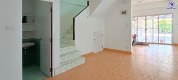 *****ทาวน์เฮ้าส์มือสองชลบุรี โครงการ บ้านสวนวิลล์ เลี่ยงเมืองชลบุรี เนื้อที่กว้าง 26.60 ตร.ว. พื้นที่ใช้สอย 90 ตร.ม. ฟังก์ชัน 3 ห้องนอน 2 ห้องน้ำ 1 ที่จอดรถ หน้าโครงการติดถนนบ้านสวน11 บนทำเลเชื่อมต่อถนน344 ชลบุรี, ถนนเลี่ยงเมืองชลบุรี, ถนนเศรษฐกิจ, ถนนบ้านสวน-หนองข้างคอก