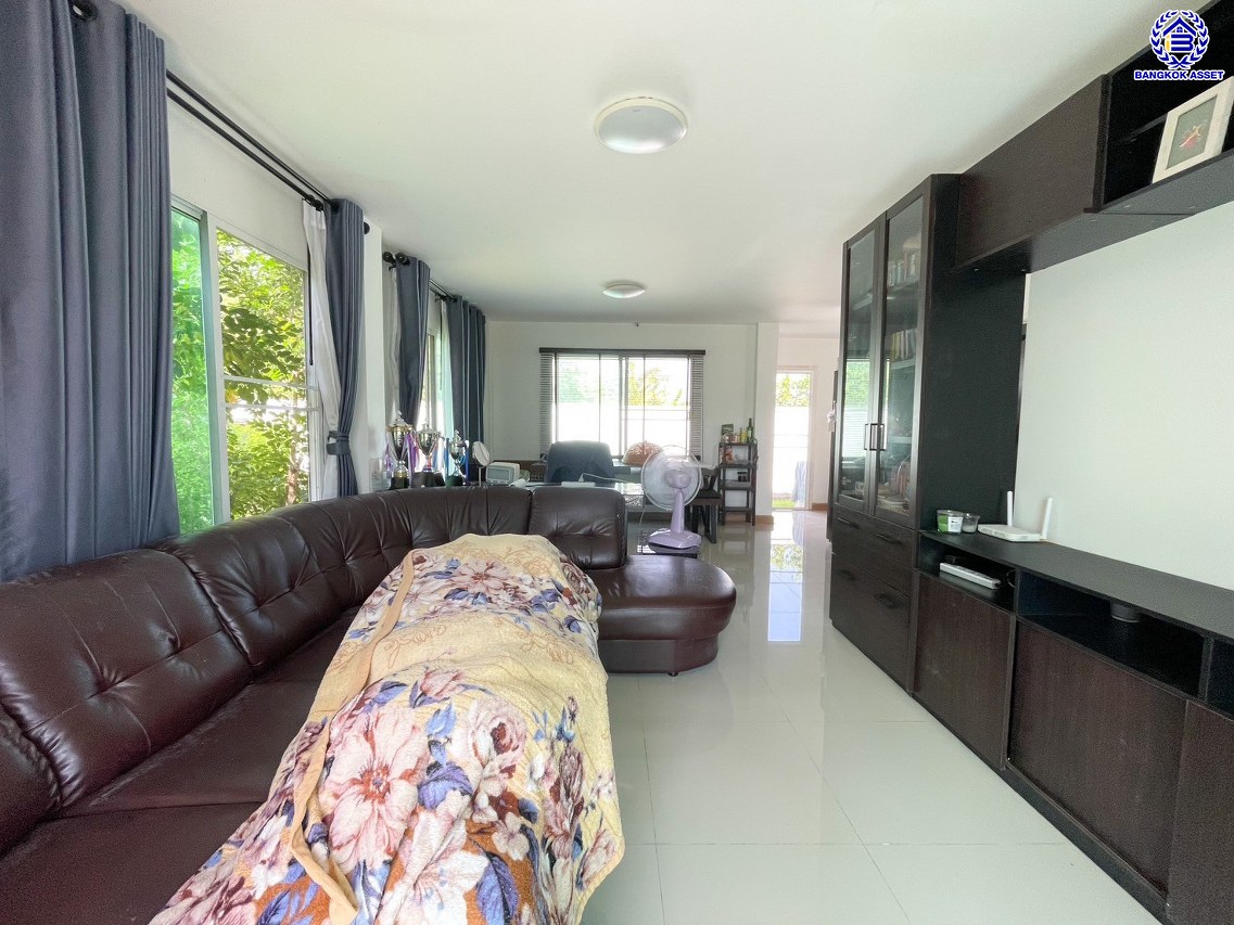 *****บ้านเดี่ยวมือสองปทุมธานี โครงการ ภัทรีดา อเวนิว ปทุมธานี-สามโคก เนื้อที่ 70 ตร.ว. พื้นที่ใช้สอย 124 ตร.ม. ฟังก์ชัน 3 ห้องนอน 2 ห้องน้ำ 1 ที่จอดรถ แถมฟรี เครื่องปรับอากาศ และ เครื่องทำน้ำอุ่น บนทำเลเดินทางสะดวก เชื่อมต่อถนนปทุมธานี-สามโคก-เสนา, ถนนรังสิต-ปทุมธานี, ถนนสะพานปทุมธานี1 และใกล้จุดขึ้นทางด่วน "อุดรรัถยา"