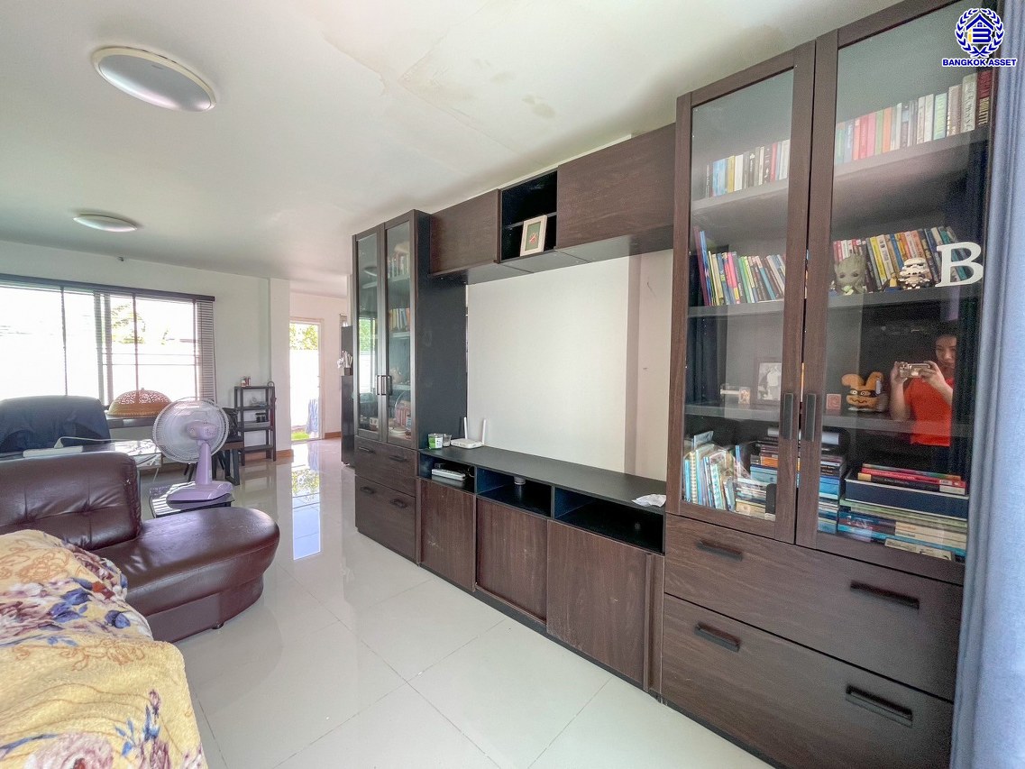 *****บ้านเดี่ยวมือสองปทุมธานี โครงการ ภัทรีดา อเวนิว ปทุมธานี-สามโคก เนื้อที่ 70 ตร.ว. พื้นที่ใช้สอย 124 ตร.ม. ฟังก์ชัน 3 ห้องนอน 2 ห้องน้ำ 1 ที่จอดรถ แถมฟรี เครื่องปรับอากาศ และ เครื่องทำน้ำอุ่น บนทำเลเดินทางสะดวก เชื่อมต่อถนนปทุมธานี-สามโคก-เสนา, ถนนรังสิต-ปทุมธานี, ถนนสะพานปทุมธานี1 และใกล้จุดขึ้นทางด่วน "อุดรรัถยา"