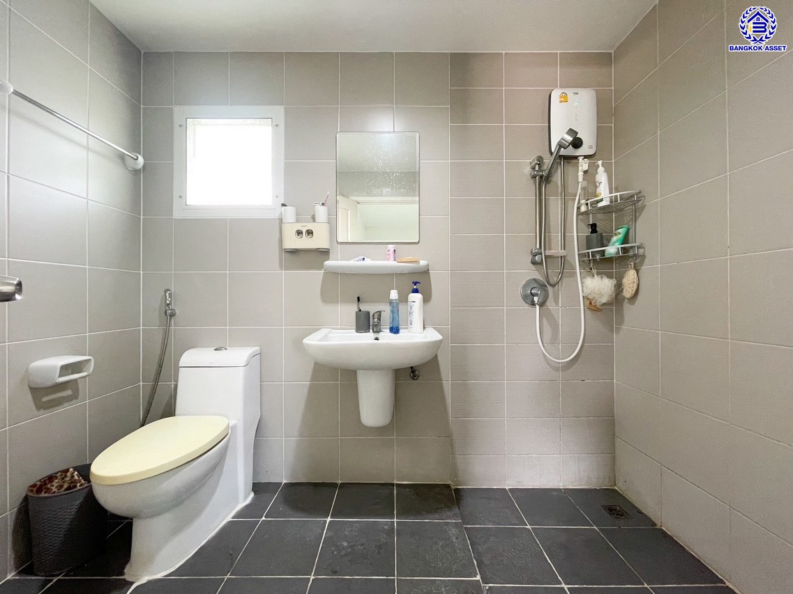 *****บ้านเดี่ยวมือสองปทุมธานี โครงการ ภัทรีดา อเวนิว ปทุมธานี-สามโคก เนื้อที่ 70 ตร.ว. พื้นที่ใช้สอย 124 ตร.ม. ฟังก์ชัน 3 ห้องนอน 2 ห้องน้ำ 1 ที่จอดรถ แถมฟรี เครื่องปรับอากาศ และ เครื่องทำน้ำอุ่น บนทำเลเดินทางสะดวก เชื่อมต่อถนนปทุมธานี-สามโคก-เสนา, ถนนรังสิต-ปทุมธานี, ถนนสะพานปทุมธานี1 และใกล้จุดขึ้นทางด่วน "อุดรรัถยา"