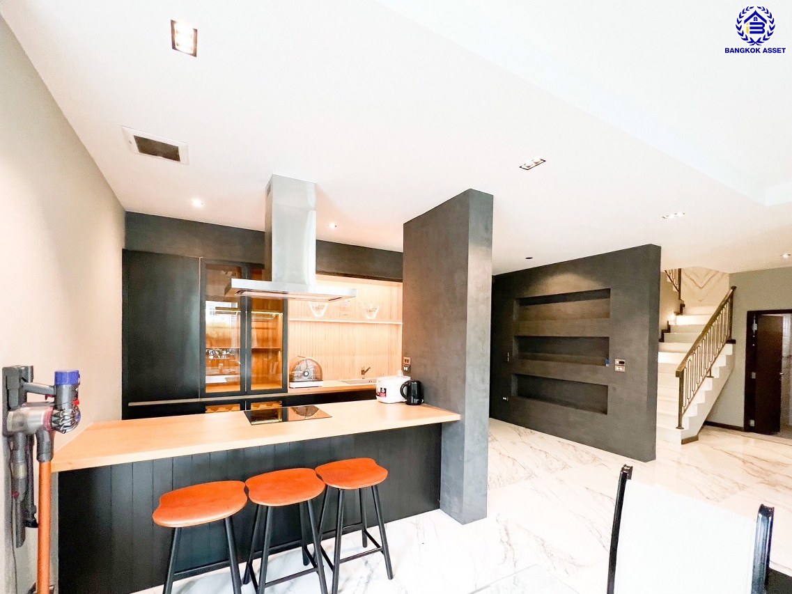 *****บ้านเดี่ยวมือสองนนทบุรี โครงการ บางกอก บูเลอวาร์ด พระราม5 เนื้อที่ 82.50 ตร.ว. พื้นที่ใช้สอย 260 ตร.ม. ฟังก์ชัน 3 ห้องนอน 3 ห้องน้ำ จอดรถได้ 2 คัน บนทำเลเชื่อมต่อเมือง ใกล้รถไฟฟ้าสายสีม่วง "สถานีบางรักน้อย-ท่าอิฐ" จุดขึ้นทางด่วน "ประจิมรัถยา" และรายล้อมด้วยสิ่งอำนวยความสะดวกครบ