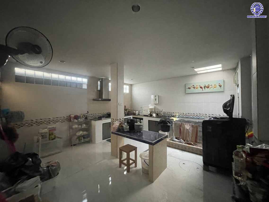 *****บ้านเดี่ยวมือสอง โครงการ ไลฟ์บางกอกบูเลอวาร์ด ปิ่นเกล้า-เพชรเกษม เนื้อที่กว้างกว่า 50.70 ตร.ว พื้นที่ใช้สอย 150 ตร.ม. ฟังก์ชัน 3 ห้องนอน 3 ห้องน้ำ 2 ที่จอดรถ บนทำเลติดถนนพุทธมณฑลสาย4 ตอบโจทย์กับทุกครอบครัว ใกล้แหล่งช้อปปิ้ง "เซ็นทรัล ศาลายา" รถไฟฟ้าสายสีน้ำเงิน "สถานีหลักสอง" และจุดขึ้นทางด่วน "ศรีรัช"...