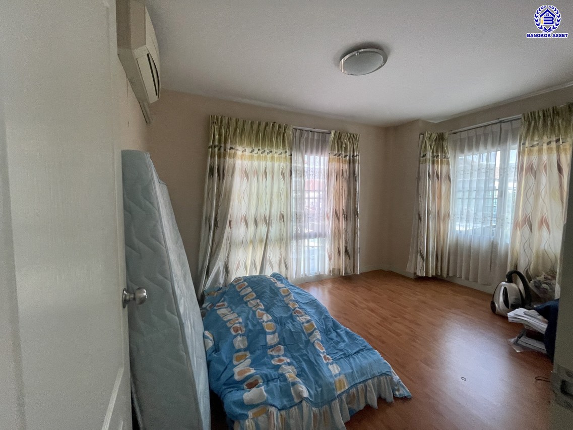 *****บ้านเดี่ยวมือสอง โครงการ ไลฟ์บางกอกบูเลอวาร์ด ปิ่นเกล้า-เพชรเกษม เนื้อที่กว้างกว่า 50.70 ตร.ว พื้นที่ใช้สอย 150 ตร.ม. ฟังก์ชัน 3 ห้องนอน 3 ห้องน้ำ 2 ที่จอดรถ บนทำเลติดถนนพุทธมณฑลสาย4 ตอบโจทย์กับทุกครอบครัว ใกล้แหล่งช้อปปิ้ง "เซ็นทรัล ศาลายา" รถไฟฟ้าสายสีน้ำเงิน "สถานีหลักสอง" และจุดขึ้นทางด่วน "ศรีรัช"...