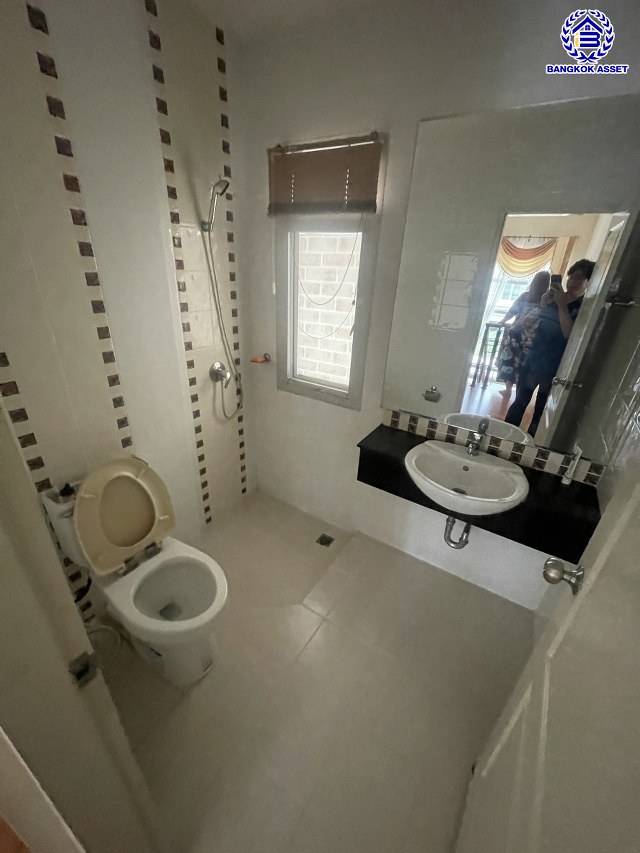 *****บ้านเดี่ยวมือสอง โครงการ ไลฟ์บางกอกบูเลอวาร์ด ปิ่นเกล้า-เพชรเกษม เนื้อที่กว้างกว่า 50.70 ตร.ว พื้นที่ใช้สอย 150 ตร.ม. ฟังก์ชัน 3 ห้องนอน 3 ห้องน้ำ 2 ที่จอดรถ บนทำเลติดถนนพุทธมณฑลสาย4 ตอบโจทย์กับทุกครอบครัว ใกล้แหล่งช้อปปิ้ง "เซ็นทรัล ศาลายา" รถไฟฟ้าสายสีน้ำเงิน "สถานีหลักสอง" และจุดขึ้นทางด่วน "ศรีรัช"...