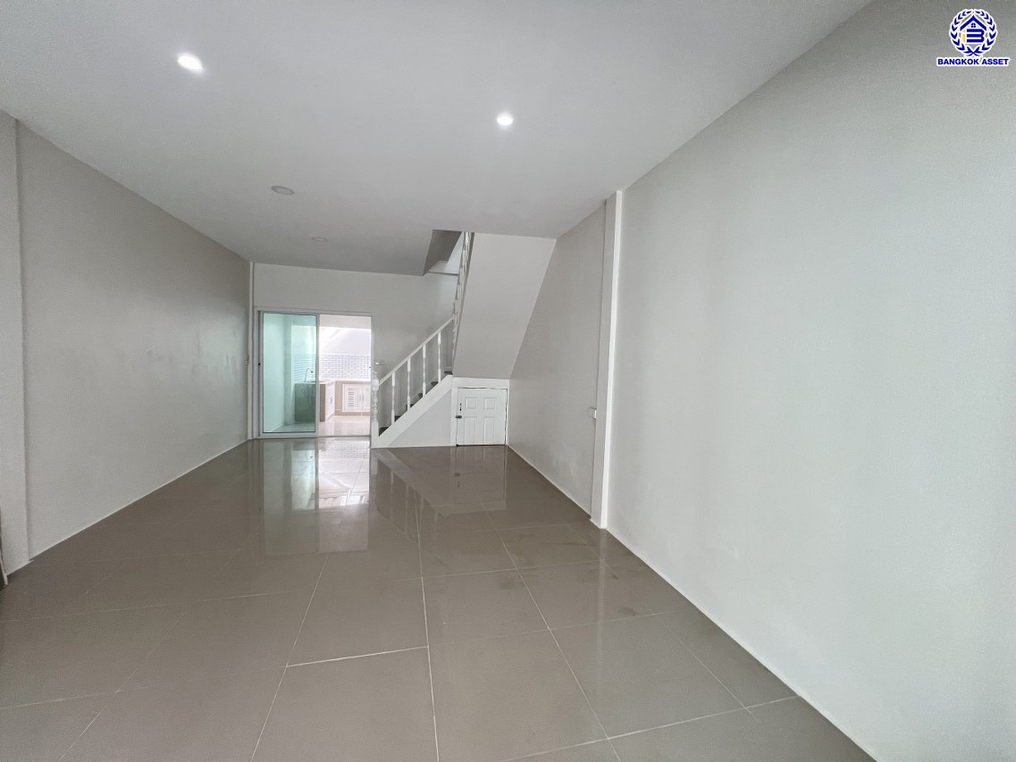 *****ทาวน์เฮ้าส์มือสองนนทบุรี โครงการ บ้านบัวทอง บางใหญ่ บนเนื้อที่ 16 ตร.ว. พื้นที่ใช้สอย 85 ตร.ม. ฟังก์ชั่น 2 ห้องนอน 2 ห้องน้ำ จอดรถได้ 1 คัน ติดถนนกาญจนาภิเษก ใกล้รถไฟฟ้าสายสีม่วง "สถานีคลองบางไผ่" ใกล้จุดขึ้นทางด่วน "ศรีรัช"