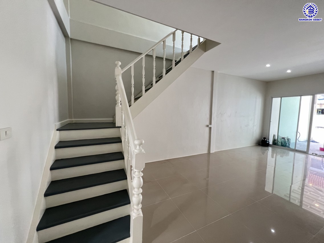 *****ทาวน์เฮ้าส์มือสองนนทบุรี โครงการ บ้านบัวทอง บางใหญ่ บนเนื้อที่ 16 ตร.ว. พื้นที่ใช้สอย 85 ตร.ม. ฟังก์ชั่น 2 ห้องนอน 2 ห้องน้ำ จอดรถได้ 1 คัน ติดถนนกาญจนาภิเษก ใกล้รถไฟฟ้าสายสีม่วง "สถานีคลองบางไผ่" ใกล้จุดขึ้นทางด่วน "ศรีรัช"