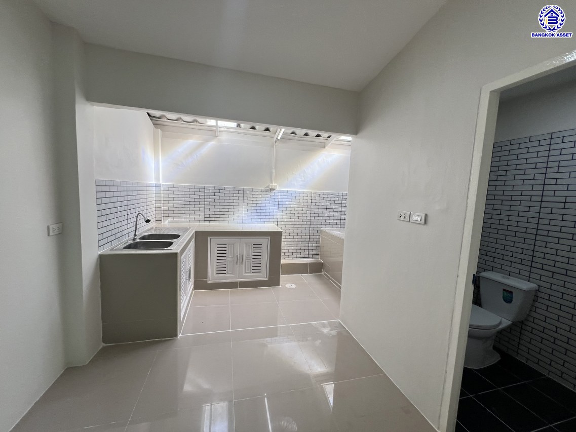 *****ทาวน์เฮ้าส์มือสองนนทบุรี โครงการ บ้านบัวทอง บางใหญ่ บนเนื้อที่ 16 ตร.ว. พื้นที่ใช้สอย 85 ตร.ม. ฟังก์ชั่น 2 ห้องนอน 2 ห้องน้ำ จอดรถได้ 1 คัน ติดถนนกาญจนาภิเษก ใกล้รถไฟฟ้าสายสีม่วง "สถานีคลองบางไผ่" ใกล้จุดขึ้นทางด่วน "ศรีรัช"