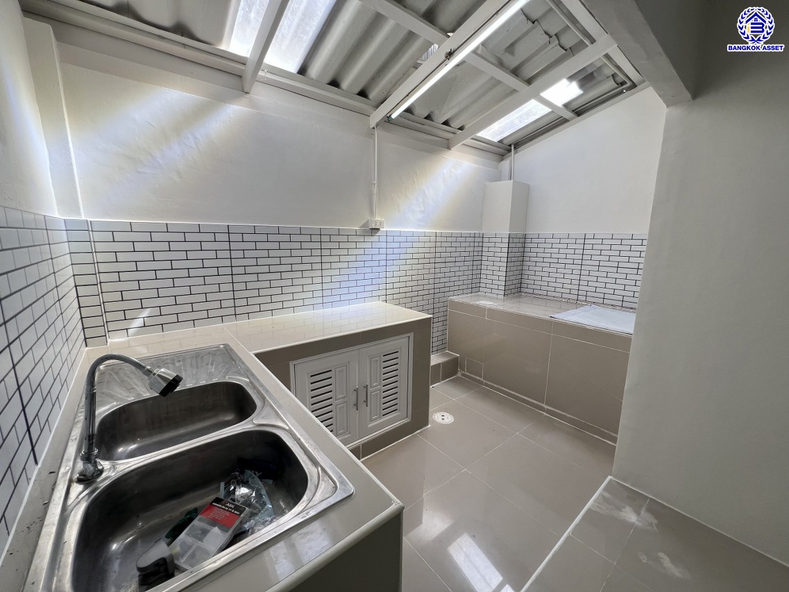 *****ทาวน์เฮ้าส์มือสองนนทบุรี โครงการ บ้านบัวทอง บางใหญ่ บนเนื้อที่ 16 ตร.ว. พื้นที่ใช้สอย 85 ตร.ม. ฟังก์ชั่น 2 ห้องนอน 2 ห้องน้ำ จอดรถได้ 1 คัน ติดถนนกาญจนาภิเษก ใกล้รถไฟฟ้าสายสีม่วง "สถานีคลองบางไผ่" ใกล้จุดขึ้นทางด่วน "ศรีรัช"