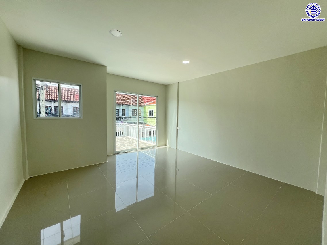 *****ทาวน์เฮ้าส์มือสองนนทบุรี โครงการ บ้านบัวทอง บางใหญ่ บนเนื้อที่ 16 ตร.ว. พื้นที่ใช้สอย 85 ตร.ม. ฟังก์ชั่น 2 ห้องนอน 2 ห้องน้ำ จอดรถได้ 1 คัน ติดถนนกาญจนาภิเษก ใกล้รถไฟฟ้าสายสีม่วง "สถานีคลองบางไผ่" ใกล้จุดขึ้นทางด่วน "ศรีรัช"