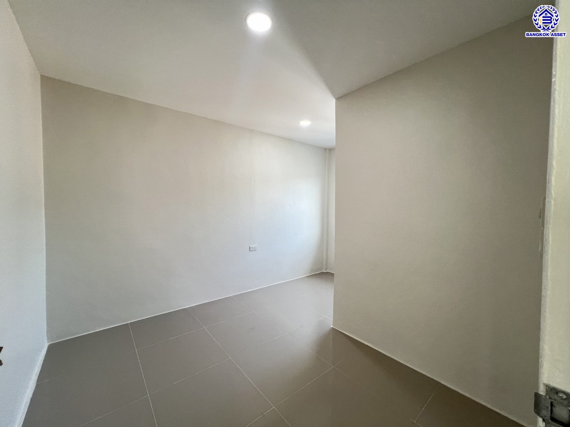 *****ทาวน์เฮ้าส์มือสองนนทบุรี โครงการ บ้านบัวทอง บางใหญ่ บนเนื้อที่ 16 ตร.ว. พื้นที่ใช้สอย 85 ตร.ม. ฟังก์ชั่น 2 ห้องนอน 2 ห้องน้ำ จอดรถได้ 1 คัน ติดถนนกาญจนาภิเษก ใกล้รถไฟฟ้าสายสีม่วง "สถานีคลองบางไผ่" ใกล้จุดขึ้นทางด่วน "ศรีรัช"