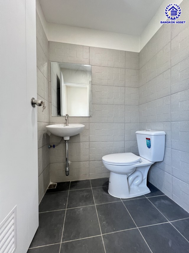 *****ทาวน์เฮ้าส์มือสองนนทบุรี โครงการ บ้านบัวทอง บางใหญ่ บนเนื้อที่ 16 ตร.ว. พื้นที่ใช้สอย 85 ตร.ม. ฟังก์ชั่น 2 ห้องนอน 2 ห้องน้ำ จอดรถได้ 1 คัน ติดถนนกาญจนาภิเษก ใกล้รถไฟฟ้าสายสีม่วง "สถานีคลองบางไผ่" ใกล้จุดขึ้นทางด่วน "ศรีรัช"