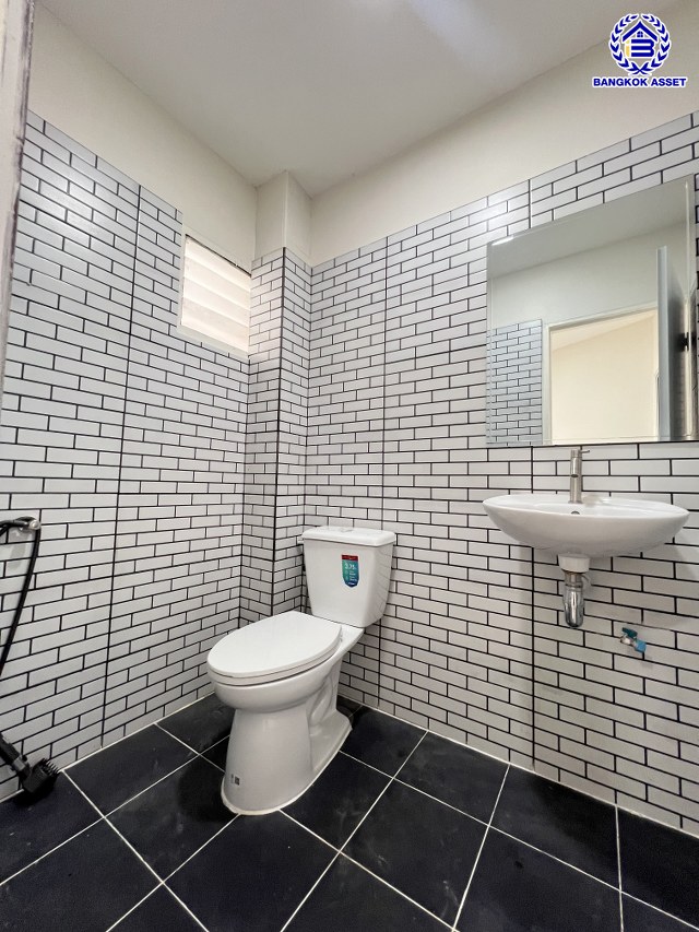 *****ทาวน์เฮ้าส์มือสองนนทบุรี โครงการ บ้านบัวทอง บางใหญ่ บนเนื้อที่ 16 ตร.ว. พื้นที่ใช้สอย 85 ตร.ม. ฟังก์ชั่น 2 ห้องนอน 2 ห้องน้ำ จอดรถได้ 1 คัน ติดถนนกาญจนาภิเษก ใกล้รถไฟฟ้าสายสีม่วง "สถานีคลองบางไผ่" ใกล้จุดขึ้นทางด่วน "ศรีรัช"