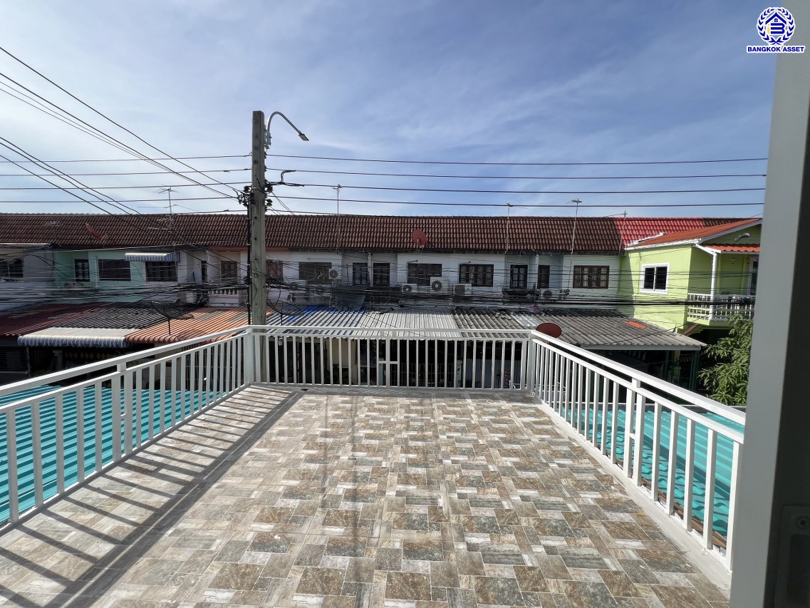 *****ทาวน์เฮ้าส์มือสองนนทบุรี โครงการ บ้านบัวทอง บางใหญ่ บนเนื้อที่ 16 ตร.ว. พื้นที่ใช้สอย 85 ตร.ม. ฟังก์ชั่น 2 ห้องนอน 2 ห้องน้ำ จอดรถได้ 1 คัน ติดถนนกาญจนาภิเษก ใกล้รถไฟฟ้าสายสีม่วง "สถานีคลองบางไผ่" ใกล้จุดขึ้นทางด่วน "ศรีรัช"