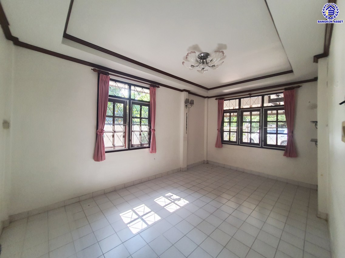 *****ทาวน์เฮ้าส์มือสองนนทบุรี โครงการ เยาวพรรณ บางกรวย-ไทรน้อย หลังริม เนื้อที่ 49 ตร.ว. พื้นที่ใช้สอย 120 ตร.ม. ฟังก์ชัน 2 ห้องนอน 1 ห้องน้ำ 2 ที่จอดรถ บนทำเลเดินทางสะดวก เชื่อมต่อถนนบางกรวย-ไทรน้อย, ถนนนครอินทร์, ถนนพระราม5,ถนนราชพฤกษ์ ใกล้รถไฟฟ้าสายสีม่วง "สถานีแยกติวานนท์" และจุดขึ้นทางด่วน "ศรีรัช"