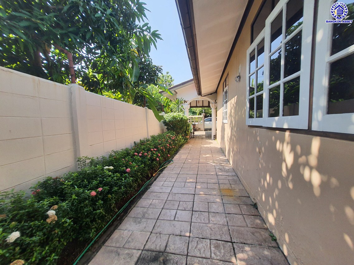 *****ทาวน์เฮ้าส์มือสองนนทบุรี โครงการ เยาวพรรณ บางกรวย-ไทรน้อย หลังริม เนื้อที่ 49 ตร.ว. พื้นที่ใช้สอย 120 ตร.ม. ฟังก์ชัน 2 ห้องนอน 1 ห้องน้ำ 2 ที่จอดรถ บนทำเลเดินทางสะดวก เชื่อมต่อถนนบางกรวย-ไทรน้อย, ถนนนครอินทร์, ถนนพระราม5,ถนนราชพฤกษ์ ใกล้รถไฟฟ้าสายสีม่วง "สถานีแยกติวานนท์" และจุดขึ้นทางด่วน "ศรีรัช"