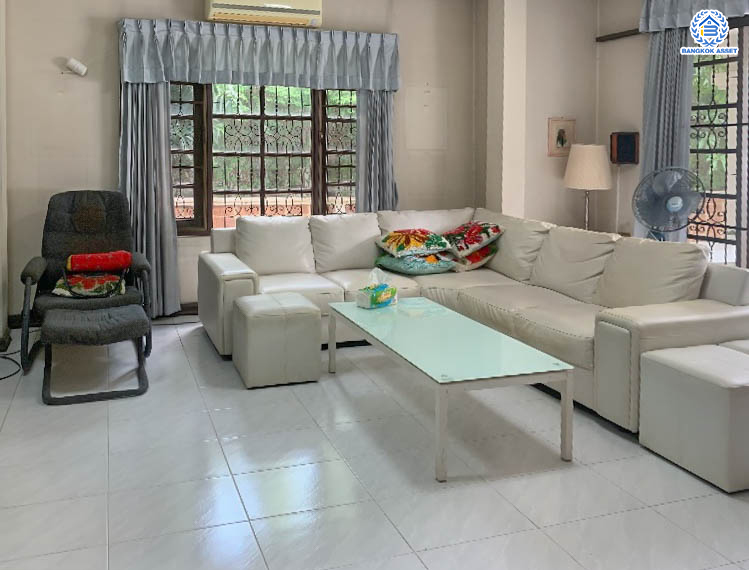 *****บ้านเดี่ยวมือสอง ทำเลดีพร้อมอยู่ โครงการ ลดาวัลย์ ปิ่นเกล้า-บรมราชชนนี แบรนด์ L&H เนื้อที่ 112 ตร.ว. พื้นที่ใช้สอย 200 ตร.ม. ฟังก์ชันจัดเต็ม 4 ห้องนอน 3 ห้องน้ำ จอดรถได้ถึง 2 คัน แถมฟรี เครื่องปรับอากาศ และเครื่องทำน้ำอุ่นทันที บนทำเลศักยภาพติดถนนบรมราชชนนี เชื่อมต่อหลายเส้นทาง ใกล้ ม.มหิดล และเซ็นทรัลศาลายา