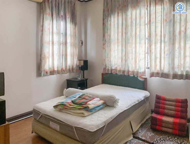 *****บ้านเดี่ยวมือสอง ทำเลดีพร้อมอยู่ โครงการ ลดาวัลย์ ปิ่นเกล้า-บรมราชชนนี แบรนด์ L&H เนื้อที่ 112 ตร.ว. พื้นที่ใช้สอย 200 ตร.ม. ฟังก์ชันจัดเต็ม 4 ห้องนอน 3 ห้องน้ำ จอดรถได้ถึง 2 คัน แถมฟรี เครื่องปรับอากาศ และเครื่องทำน้ำอุ่นทันที บนทำเลศักยภาพติดถนนบรมราชชนนี เชื่อมต่อหลายเส้นทาง ใกล้ ม.มหิดล และเซ็นทรัลศาลายา