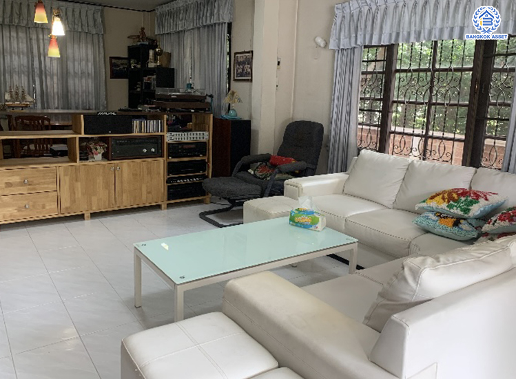 *****บ้านเดี่ยวมือสอง ทำเลดีพร้อมอยู่ โครงการ ลดาวัลย์ ปิ่นเกล้า-บรมราชชนนี แบรนด์ L&H เนื้อที่ 112 ตร.ว. พื้นที่ใช้สอย 200 ตร.ม. ฟังก์ชันจัดเต็ม 4 ห้องนอน 3 ห้องน้ำ จอดรถได้ถึง 2 คัน แถมฟรี เครื่องปรับอากาศ และเครื่องทำน้ำอุ่นทันที บนทำเลศักยภาพติดถนนบรมราชชนนี เชื่อมต่อหลายเส้นทาง ใกล้ ม.มหิดล และเซ็นทรัลศาลายา