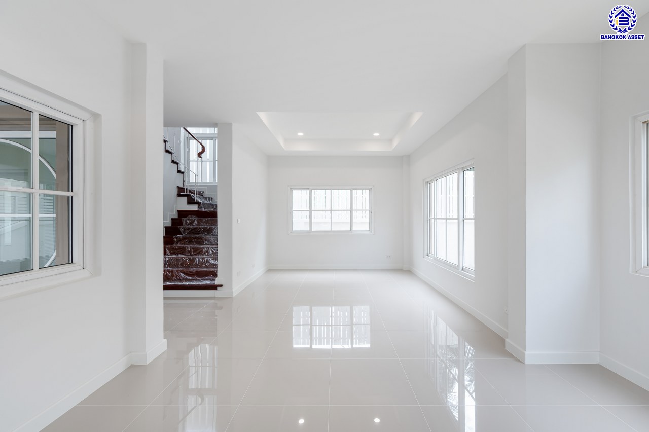 บ้านมือสองตกแต่งใหม่ โครงการ นราวดี วงแหวน-พระราม5 เนื้อที่กว้าง 57.20 ตร.ว. พื้นที่ใช้สอย 186.15 ตร.ม. ฟังก์ชัน 3 ห้องนอน 2 ห้องน้ำ 2 ที่จอดรถ บนทำเลติดถนนนครอินทร์ เดินทางง่าย เชื่อมต่อถนนกาญจนาภิเษก, ถนนนครอินทร์, ถนนราชพฤกษ์, ถนนพระราม5 ใกล้จุดขึ้นทางด่วน "ศรีรัช"