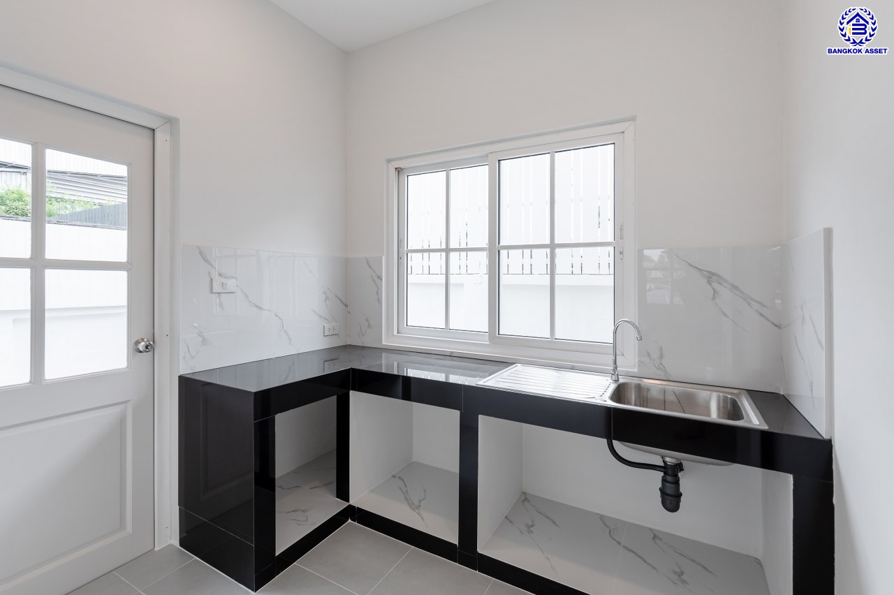 บ้านมือสองตกแต่งใหม่ โครงการ นราวดี วงแหวน-พระราม5 เนื้อที่กว้าง 57.20 ตร.ว. พื้นที่ใช้สอย 186.15 ตร.ม. ฟังก์ชัน 3 ห้องนอน 2 ห้องน้ำ 2 ที่จอดรถ บนทำเลติดถนนนครอินทร์ เดินทางง่าย เชื่อมต่อถนนกาญจนาภิเษก, ถนนนครอินทร์, ถนนราชพฤกษ์, ถนนพระราม5 ใกล้จุดขึ้นทางด่วน "ศรีรัช"