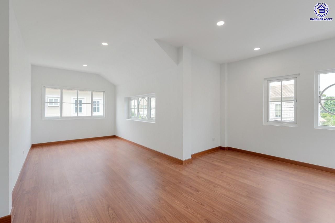 บ้านมือสองตกแต่งใหม่ โครงการ นราวดี วงแหวน-พระราม5 เนื้อที่กว้าง 57.20 ตร.ว. พื้นที่ใช้สอย 186.15 ตร.ม. ฟังก์ชัน 3 ห้องนอน 2 ห้องน้ำ 2 ที่จอดรถ บนทำเลติดถนนนครอินทร์ เดินทางง่าย เชื่อมต่อถนนกาญจนาภิเษก, ถนนนครอินทร์, ถนนราชพฤกษ์, ถนนพระราม5 ใกล้จุดขึ้นทางด่วน "ศรีรัช"