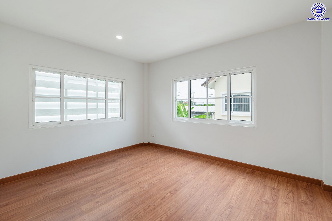 บ้านมือสองตกแต่งใหม่ โครงการ นราวดี วงแหวน-พระราม5 เนื้อที่กว้าง 57.20 ตร.ว. พื้นที่ใช้สอย 186.15 ตร.ม. ฟังก์ชัน 3 ห้องนอน 2 ห้องน้ำ 2 ที่จอดรถ บนทำเลติดถนนนครอินทร์ เดินทางง่าย เชื่อมต่อถนนกาญจนาภิเษก, ถนนนครอินทร์, ถนนราชพฤกษ์, ถนนพระราม5 ใกล้จุดขึ้นทางด่วน "ศรีรัช"