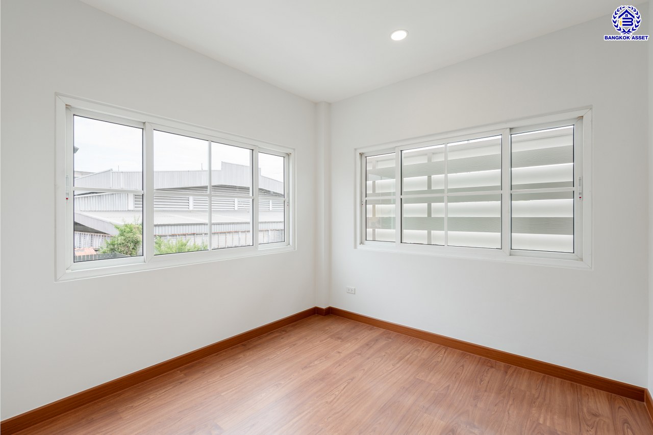 บ้านมือสองตกแต่งใหม่ โครงการ นราวดี วงแหวน-พระราม5 เนื้อที่กว้าง 57.20 ตร.ว. พื้นที่ใช้สอย 186.15 ตร.ม. ฟังก์ชัน 3 ห้องนอน 2 ห้องน้ำ 2 ที่จอดรถ บนทำเลติดถนนนครอินทร์ เดินทางง่าย เชื่อมต่อถนนกาญจนาภิเษก, ถนนนครอินทร์, ถนนราชพฤกษ์, ถนนพระราม5 ใกล้จุดขึ้นทางด่วน "ศรีรัช"