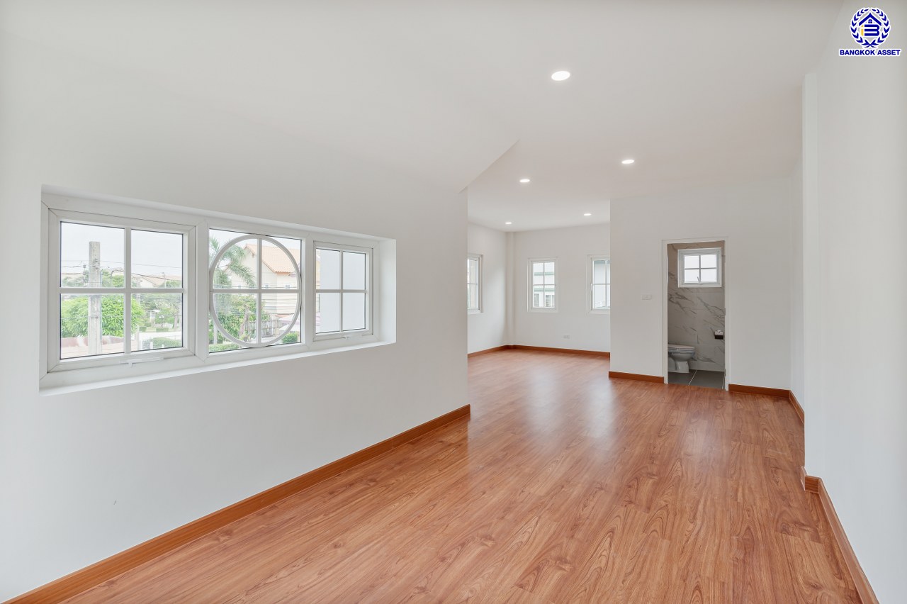 บ้านมือสองตกแต่งใหม่ โครงการ นราวดี วงแหวน-พระราม5 เนื้อที่กว้าง 57.20 ตร.ว. พื้นที่ใช้สอย 186.15 ตร.ม. ฟังก์ชัน 3 ห้องนอน 2 ห้องน้ำ 2 ที่จอดรถ บนทำเลติดถนนนครอินทร์ เดินทางง่าย เชื่อมต่อถนนกาญจนาภิเษก, ถนนนครอินทร์, ถนนราชพฤกษ์, ถนนพระราม5 ใกล้จุดขึ้นทางด่วน "ศรีรัช"